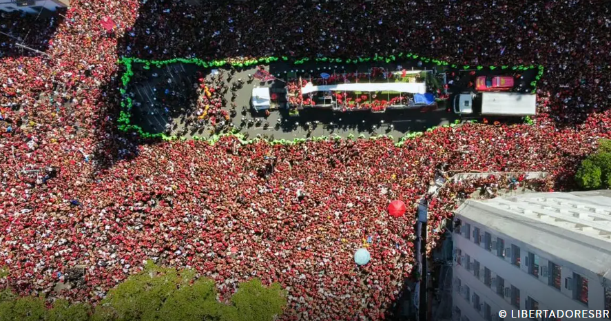 Famílias se juntam à multidão para festejar título do Flamengo no RJ