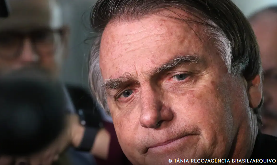 Bolsonaro é submetido à cirurgia para tratamento de hérnia bilateral