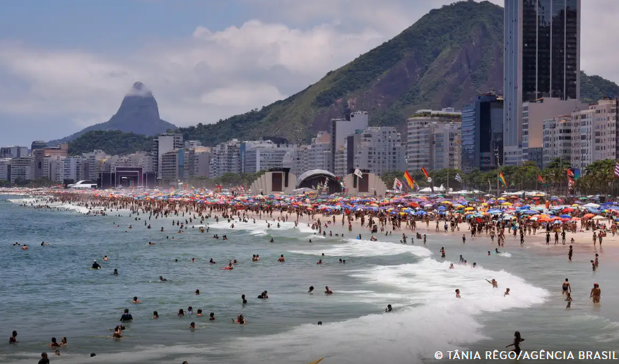 Ultraleve cai no mar de Copacabana, no Rio de Janeiro