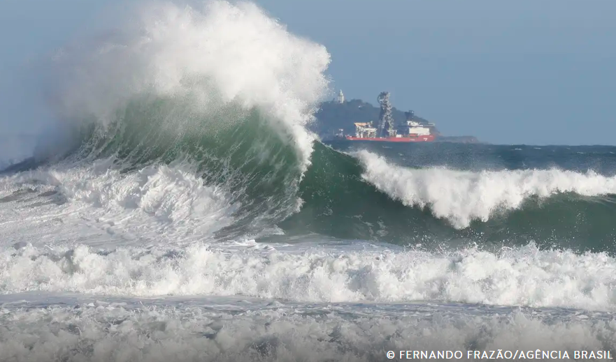 Marinha emite alerta de ressaca para o litoral do Rio no réveillon
