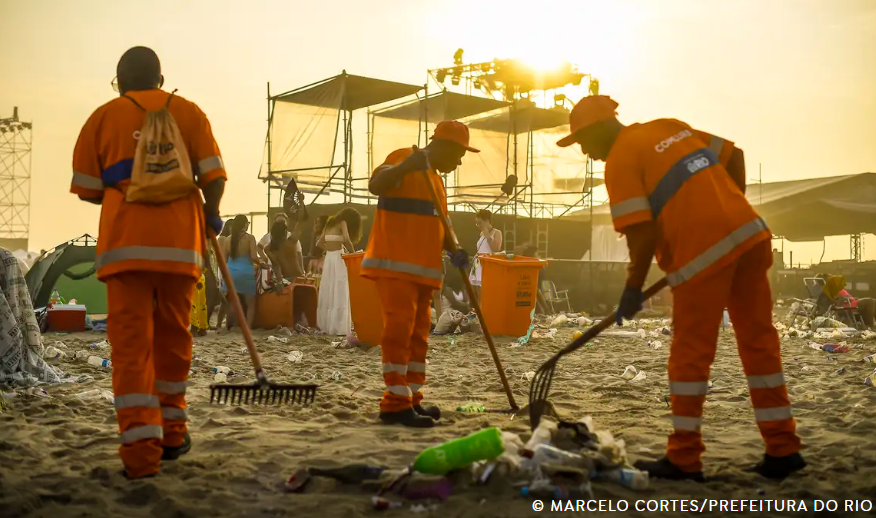 Comlurb recolhe 1,2 toneladas de lixo das praias do Rio no réveillon