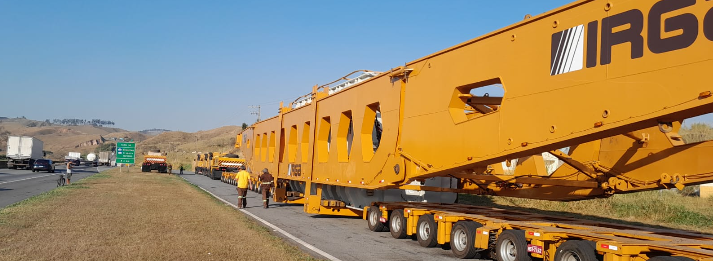 Bloqueio total da pista de subida da Via Dutra ocorre neste domingo para transporte de carga especial