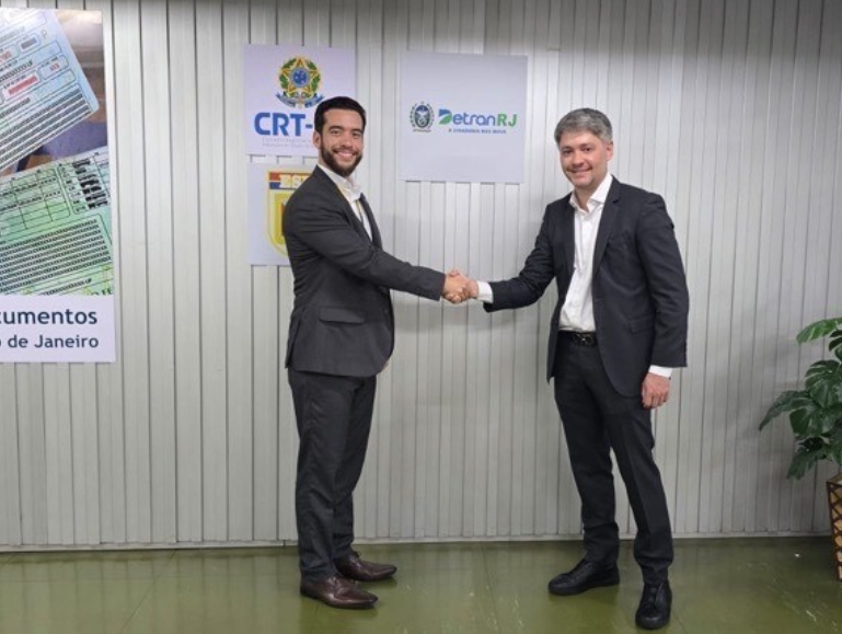 Presidente do Detran RJ visita espaço nos Correios de gestão da entrega domiciliar de documentos