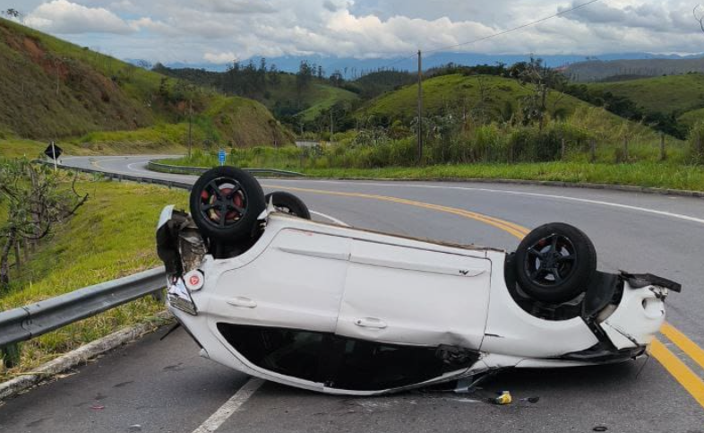 Capotamento é registrado na BR-354, em Resende