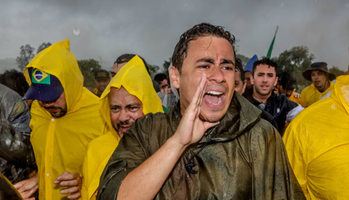 Raio atinge manifestantes durante ato em apoio a Jair Bolsonaro em Brasília