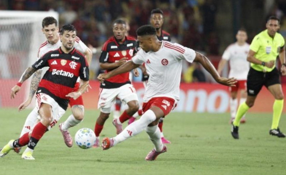 Arrascaeta marca de pênalti e Flamengo evita derrota diante do Inter