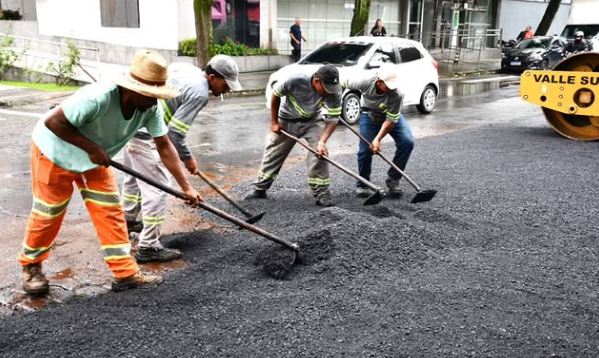 Avenida Marechal Castelo Branco recebe serviços da Operação Tapa Buraco em Resende