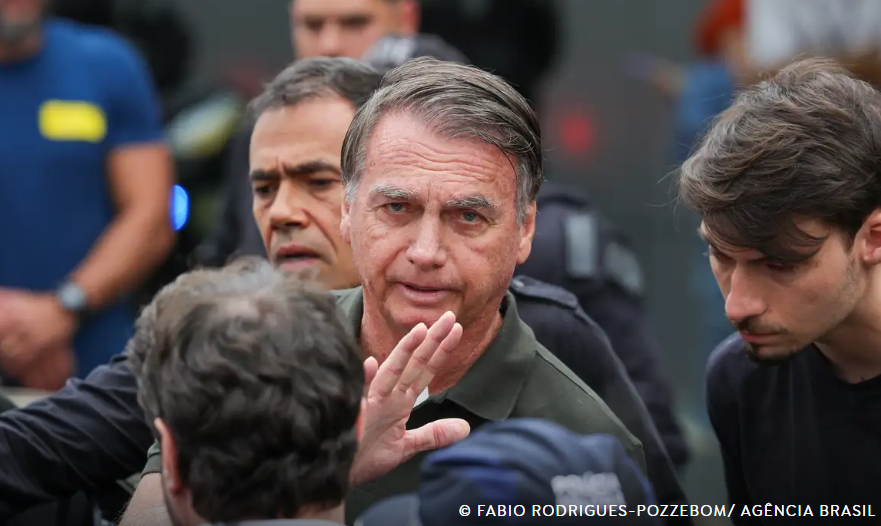Bolsonaro obtém prisão domiciliar por decisão de Moraes após agravamento de saúde
