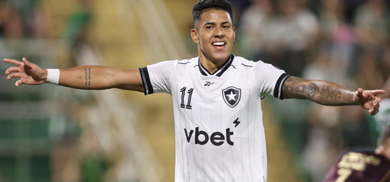 Botafogo goleia Chapecoense fora de casa e sobe para o G-8 do Brasileirão