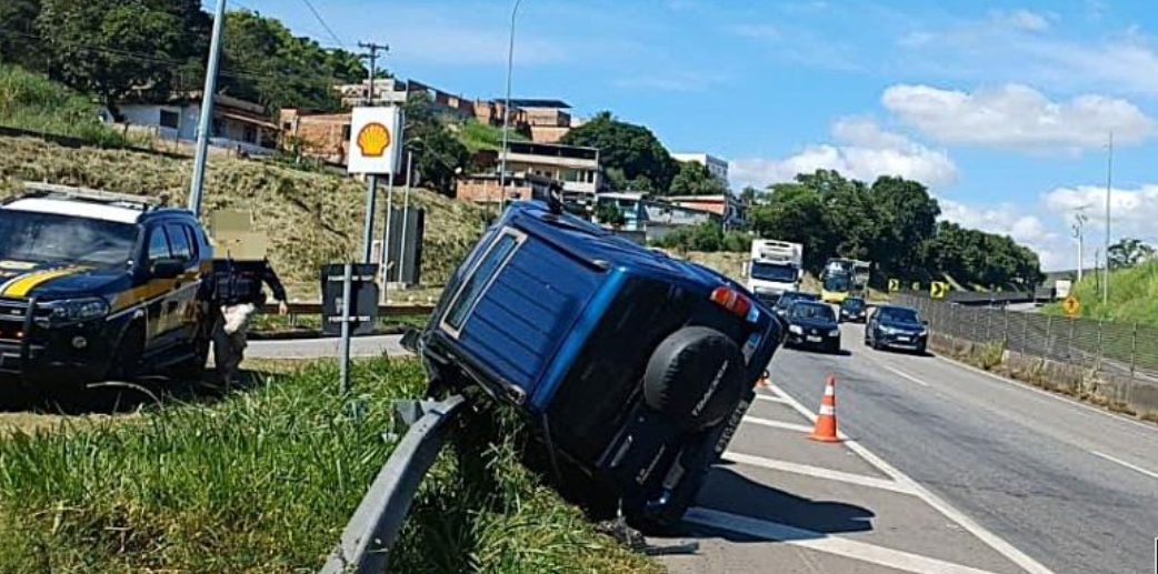 Carro capota na Dutra, em Barra Mansa, e quatro ocupantes escapam sem ferimentos graves