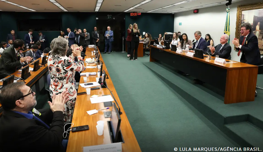 CCJ aprova admissibilidade de propostas que acabam com escala 6x1