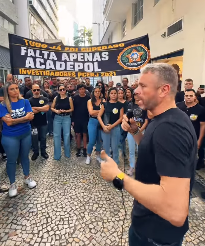 Aprovados em concurso de investigador da Polícia Civil protestam na Alerj e recebem promessa de apoio do presidente da Casa