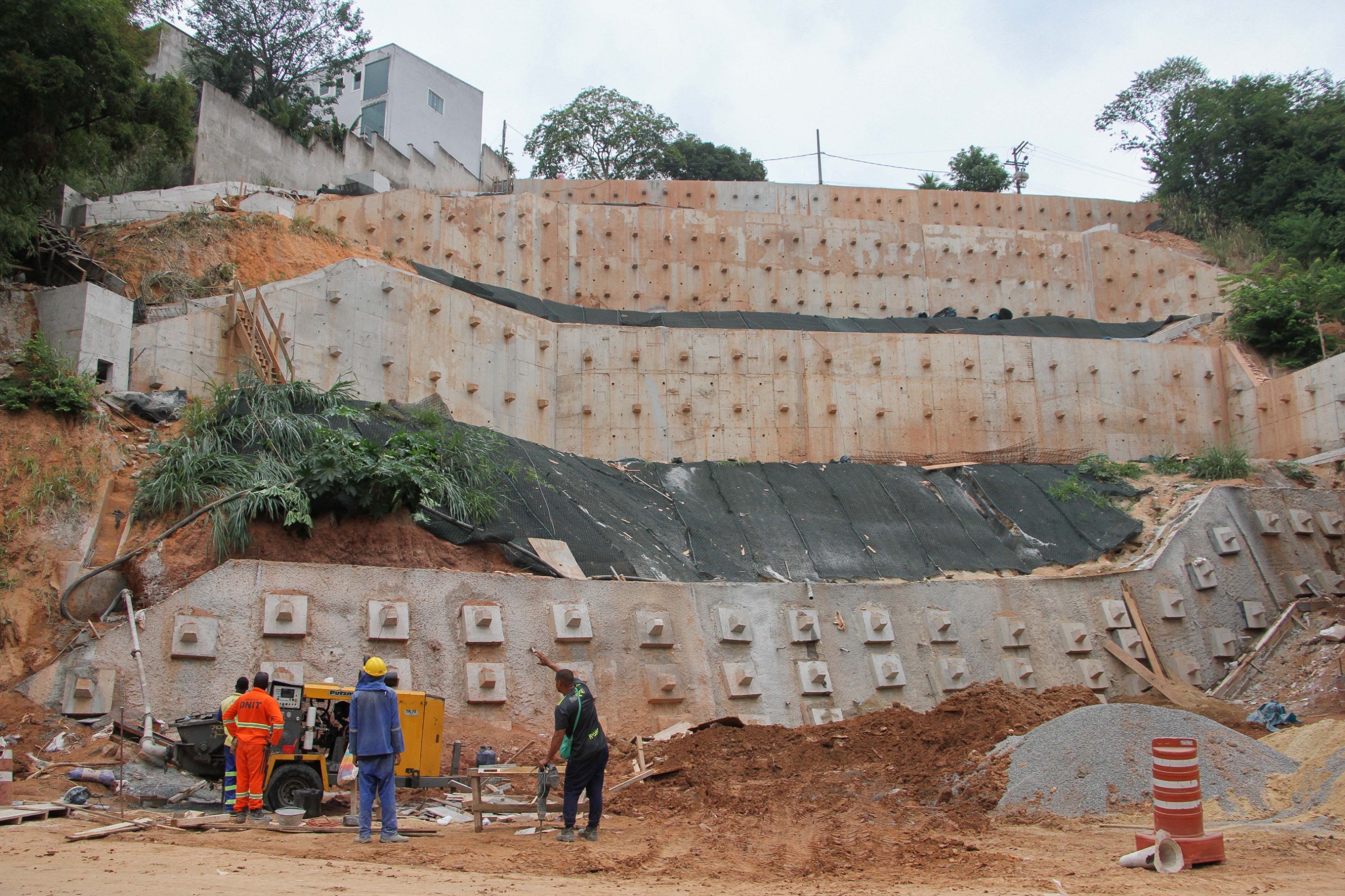 Obra de muro de contenção no Ano Bom entra na última etapa