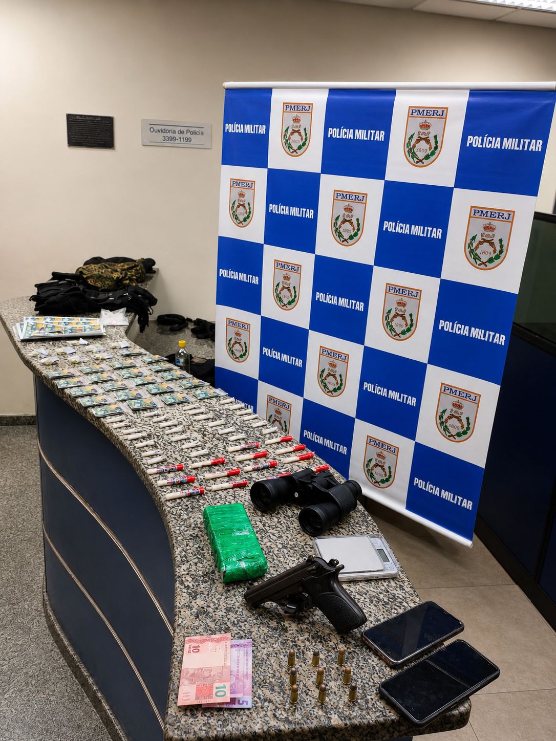 Operação da PM em Barra Mansa resulta em prisão e apreensão de drogas e armamento