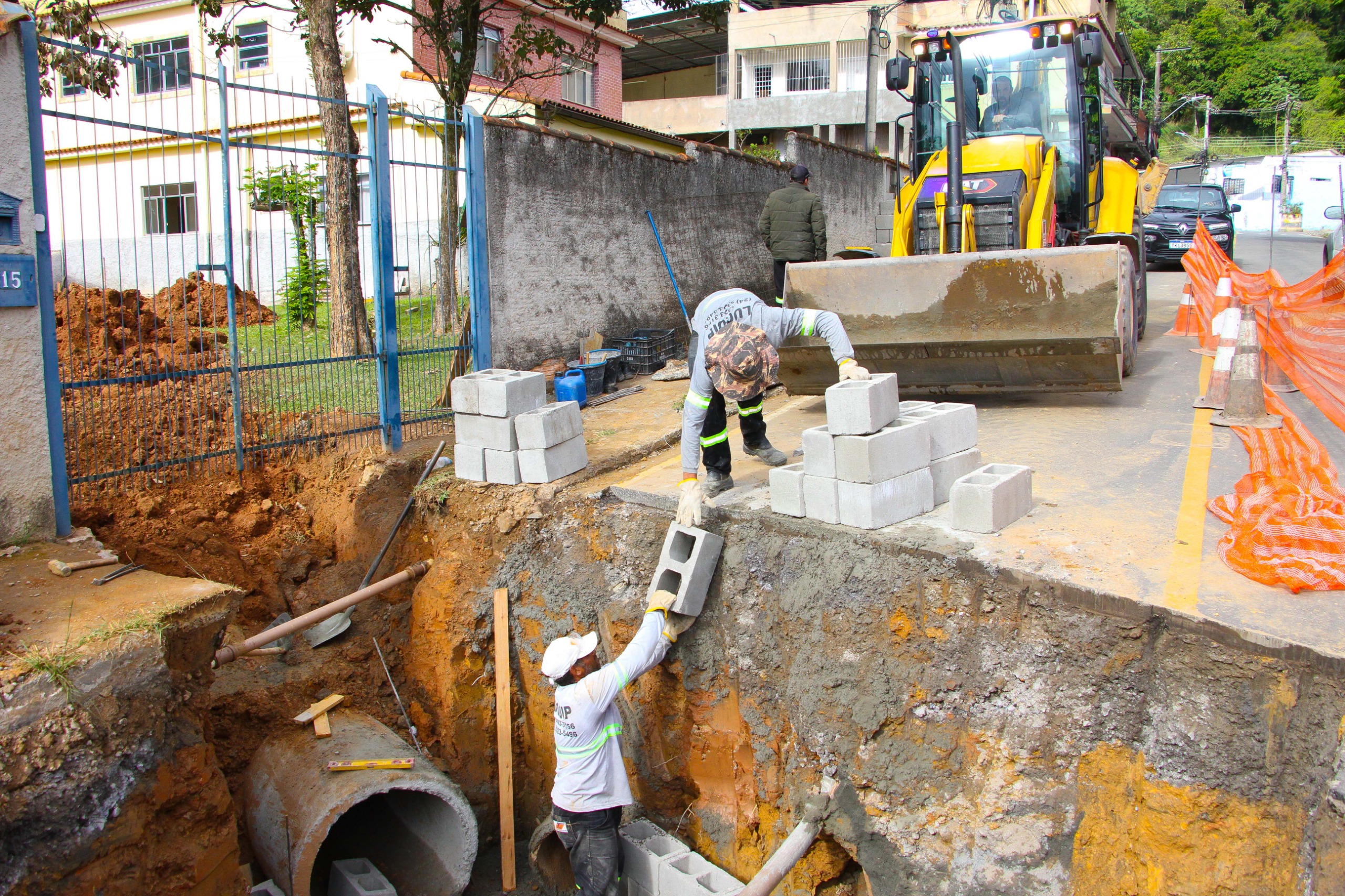 Saae-BM realiza obra na Vila Independência para solucionar problema de drenagem e esgoto