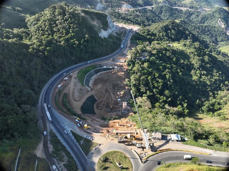 Obras de ampliação da Serra das Araras avançam com nova etapa de desmontes de rochas nesta semana