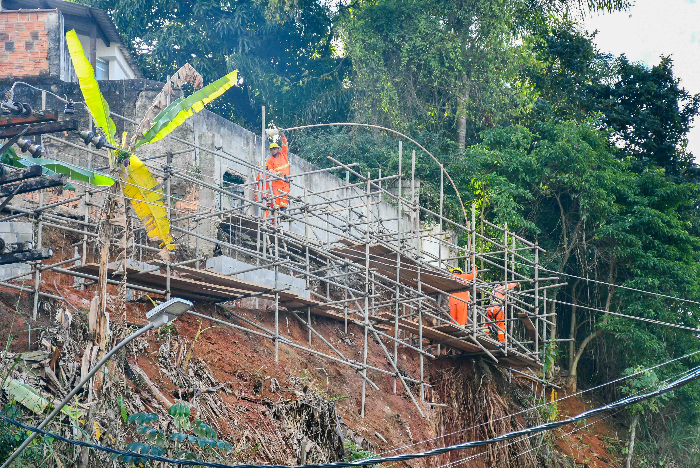 Obra de contenção de encosta avança entre os bairros Vila Nova e Vila Moderna, em Resende