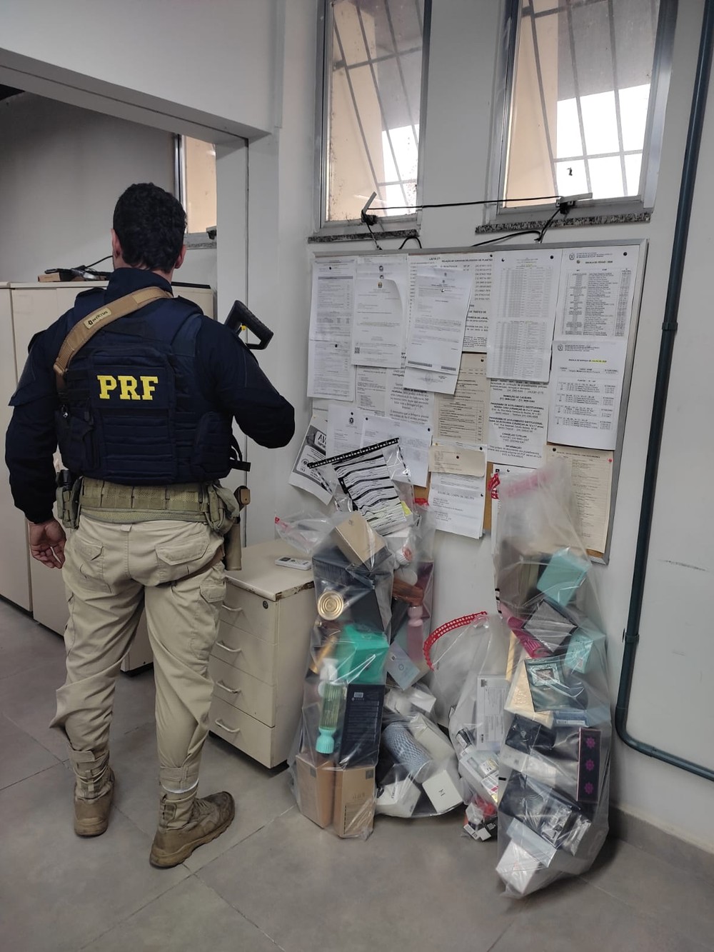 Casal é preso na Via Dutra, em Resende, transportando anabolizantes, medicamentos para emagrecimento e perfumes sem documentação