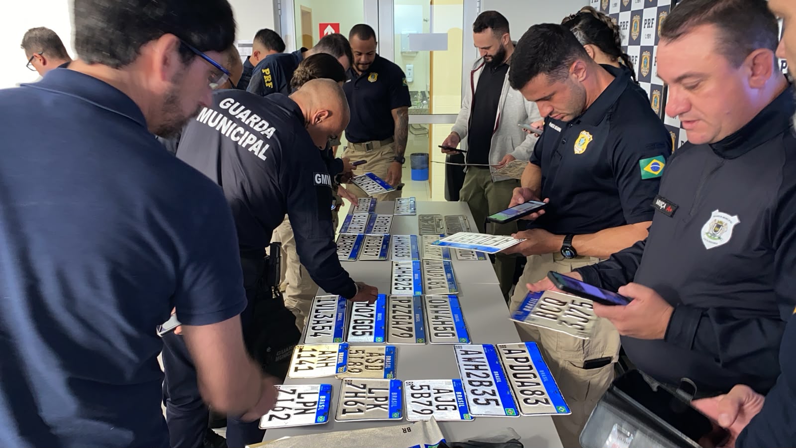 Guardas municipais de Volta Redonda participam de treinamento da PRF para combate a fraudes veiculares