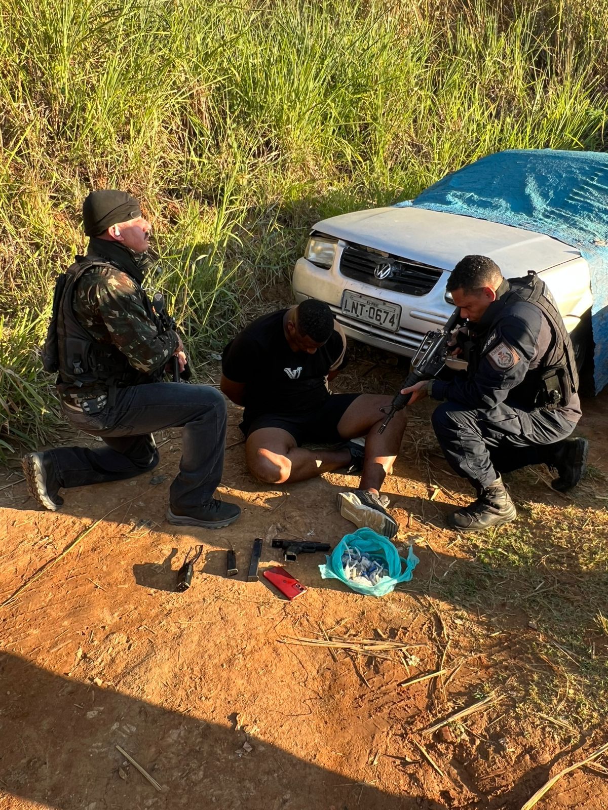 Homem é preso com pistola e drogas durante ação em Barra Mansa
