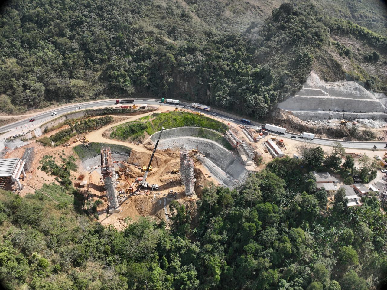 Desmontes de rochas seguem na Serra das Araras nesta semana