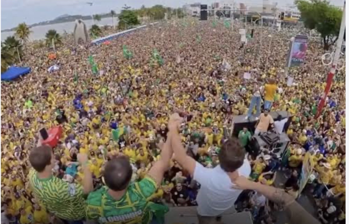 Lula e Flávio Bolsonaro concentram último dia de campanha no Sudeste