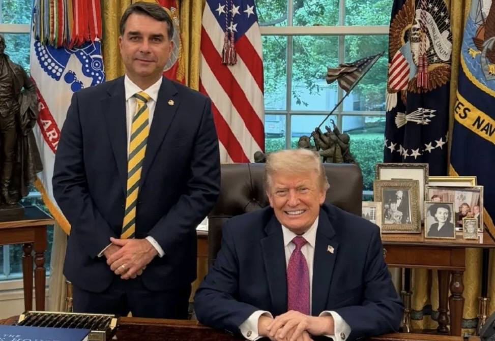 Saída de Flávio Bolsonaro para os Estados Unidos provoca crise política e críticas à atuação de Moraes